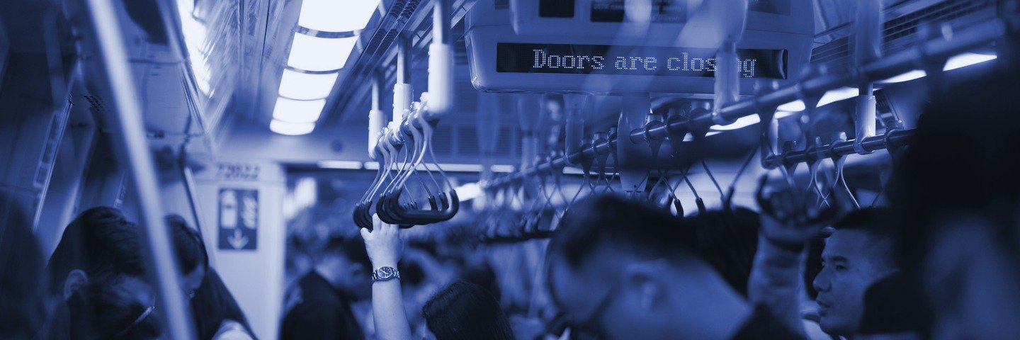 Passagers d'une rame de métro à Singapour, chacun sur son téléphone