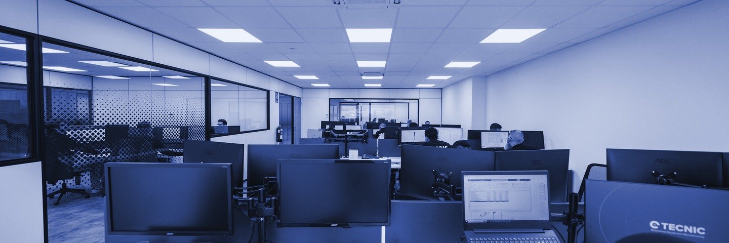 Bureau où plusieurs employés travaillent sur ordinateur, à Gérone